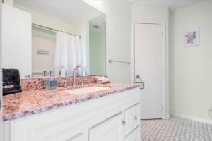 Η κουζίνα ή μικρή κουζίνα στο 75'' TV - Summer Retreat - King Bed, Large Yard, No Stairs +35 φωτογραφίες