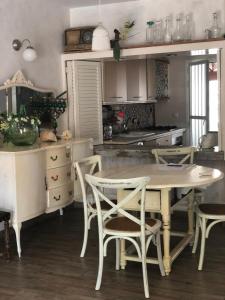 una cocina con mesa y sillas. en Dúplex con vistas panorámicas, en Calabardina