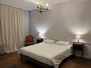 Postel nebo postele na pokoji v ubytování Maison Monsigny ( Annexe Clos Du Bailli )