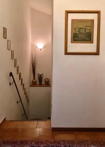 un pasillo con una pared blanca con una foto. en Il Bagolaro, en Tuscania