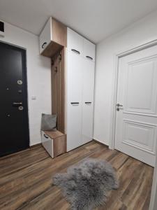 una habitación vacía con una puerta y una alfombra en Stan na dan Jelica Stanivuković en Šid