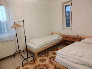 Un pat sau paturi într-o cameră la Bella Vendégház