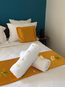 a hotel room with towels on a bed at Coin paisible du nord in Acoua