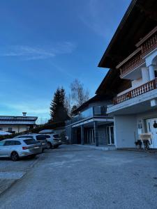 un parking en face d'un immeuble avec des voitures garées dans l'établissement Mountain Home Alpendorf, à Plankenau