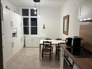 Kuchyň nebo kuchyňský kout v ubytování Maison Monsigny ( Annexe Clos Du Bailli )