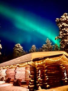 普哈聖山的住宿－Arctic Lodges Lapland Ski in, slopes, ski tracks, National Park, free Wi-Fi - Lapland Villas，天空中光辉灿烂的冰屋