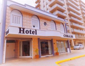 马德普拉塔Hotel Corales的建筑物正面的酒店标志