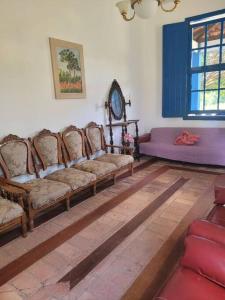 ein Wohnzimmer mit 2 Sofas und einem Sofa in der Unterkunft Fazenda centenária no Sul de MG 