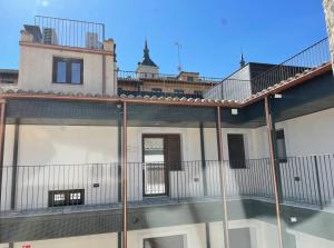 a reflection of a building with a balcony at Alojamiento en el centro de Toledo in Toledo