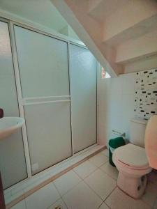 uma casa de banho com um chuveiro, um WC e um lavatório. em Hotel El Sol Inn em Aguachica