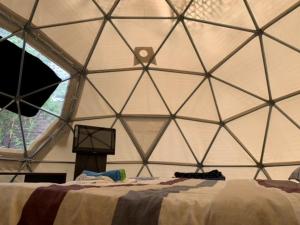 um quarto com uma cama num quarto de forma triangular em Villa Etelvina em Torotoro