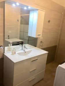 ein Bad mit einem Waschbecken und einem Spiegel in der Unterkunft Gioiello a Torino in Turin
