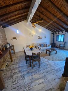 a living room with a table and a couch at Paraíso dos Avós in Farelos de Baixo