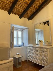 um quarto com uma cómoda e um espelho em Paraíso dos Avós em Farelos de Baixo