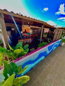 une maison avec un tableau sur son côté dans l'établissement Coral azul Noronha, à Fernando de Noronha