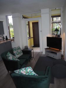 TV a/nebo společenská místnost v ubytování Uist Cottage