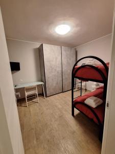 a room with two bunk beds and a desk at Les Arnauds natura & relax in Bardonecchia