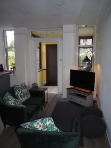 TV a/nebo společenská místnost v ubytování Uist Cottage