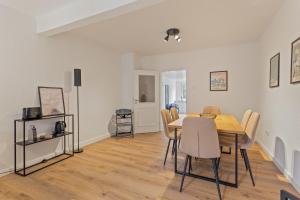 a dining room with a table and chairs at GIPFELSTÜRMER Winterberg-Niedersfeld mit Infrarotsauna, Yoga, Netflix, WLAN in Winterberg