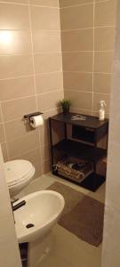 een badkamer met een wit toilet en een wastafel bij Casa vacanze San Giovanni nei Sassi in Matera