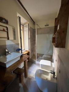 a bathroom with a sink and a toilet at Iris 3: Un Fiore a Camogli in Camogli