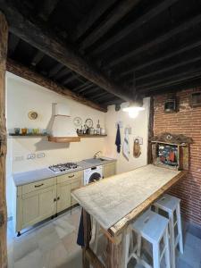 a kitchen with a counter top in a room at Iris 3: Un Fiore a Camogli in Camogli
