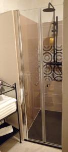um chuveiro com uma porta de vidro na casa de banho em Casa vacanze San Giovanni nei Sassi em Matera