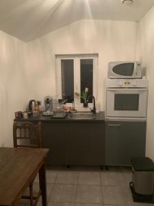 Η κουζίνα ή μικρή κουζίνα στο Chambre-Studio en rez-de-jardin