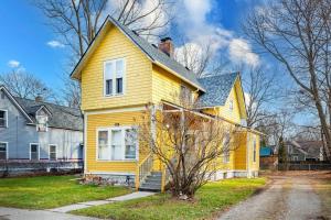 une maison jaune avec une cheminée au-dessus dans l'établissement *Homey & Beautiful-Self Check In-Ypsilanti Historic District, à Ypsilanti