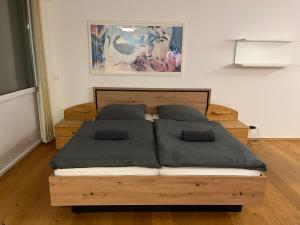 Bett mit vier Kissen auf einem Zimmer in der Unterkunft Apartment Herzog Kaprun in Kaprun
