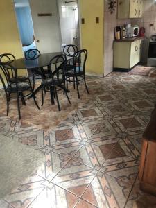 a dining room with a table and chairs and a kitchen at casa interior , Concón in Viña del Mar