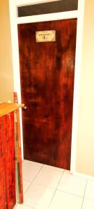 Una puerta marrón con un cartel en una habitación en B&B Hogar Bella Vita, en Coquimbo