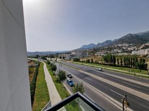 een uitzicht op een snelweg vanuit een gebouw bij Luxe Appartement in Tetouan in Tetouan