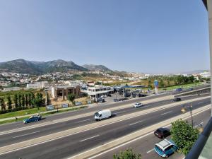 een uitzicht op een snelweg met auto's erop bij Luxe Appartement in Tetouan in Tetouan