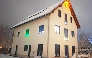 un edificio con una señal verde en el costado. en Traumschlösschen, en Nossen