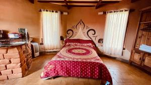 1 dormitorio con 1 cama en una habitación con ventanas en Bio Chalé Carrancas en Carrancas