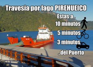 um ferry laranja numa massa de água em Cabaña Rustica, Lago/bosque/Puerto/Estufa Pellet em Puerto Fuy