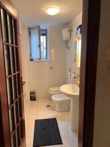 łazienka z toaletą i umywalką w obiekcie Casa Annalisa w mieście Ercolano