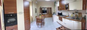- une cuisine avec un comptoir et une table dans l'établissement Casa Annalisa, à Ercolano