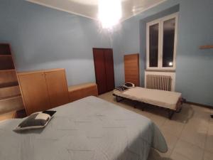 1 dormitorio con 2 camas y ventana en Casa Zia Luisa, en Lecco