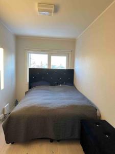 a bedroom with a large bed with a window at Modern 2-bedroom apartment in Sand
