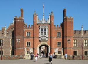 un gran edificio de ladrillo con gente caminando delante de él en Turing Lodge, near Hampton Court, en Hampton Hill