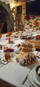 una mesa con platos de comida en una mesa en Willa u Kośle Zakopane en Zakopane