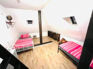 2 camas en una habitación con sábanas rosas en Ferienwohnung Bürgel Ebersbach Fils, en Ebersbach an der Fils