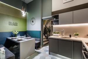 Ένα μπάνιο στο Elegant Duplex Near City Greenery +16 φωτογραφίες