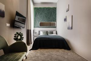 Ένα ή περισσότερα κρεβάτια σε δωμάτιο στο Elegant Duplex Near City Greenery