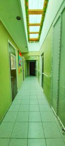 un pasillo vacío en un edificio con techo en B&B Hogar Bella Vita, en Coquimbo
