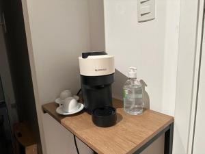 uma máquina de café e uma garrafa de água numa mesa em Apto novo NEX ONE 709 próximo a Av Paulista em São Paulo