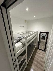 Poschodová posteľ alebo postele v izbe v ubytovaní *Nouveau* Monte Carlo Riviera avec Parking