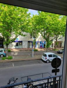 een raam met uitzicht op een straat bij Studio Émeraude au centre-ville in Villejuif